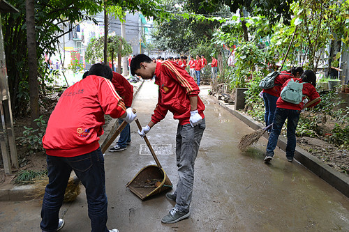 志愿者清扫垃圾